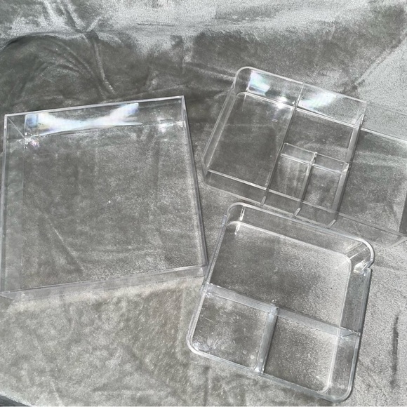 Three Acrylic Compartment Organizers with Bamboo Lids. - Picture 4 of 11
